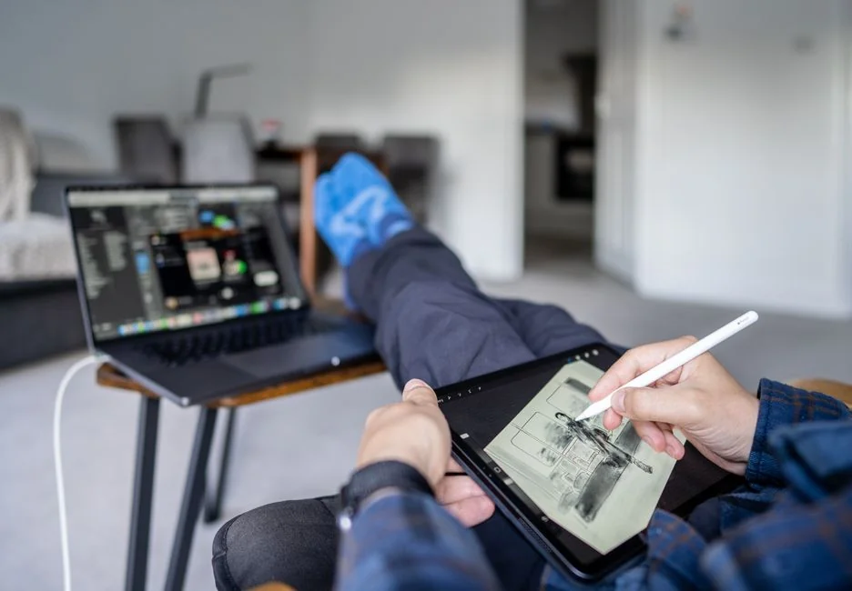 home-img Un smartphone élégant affichant une œuvre dans un décor minimaliste, idéal pour des univers liés à la technologie et au design.