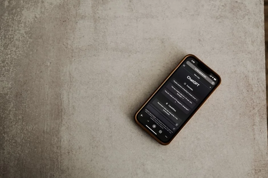 our-story Vue rapprochée d’un smartphone avec un stylet sur une surface rouge éclatante, mettant en avant la technologie moderne.